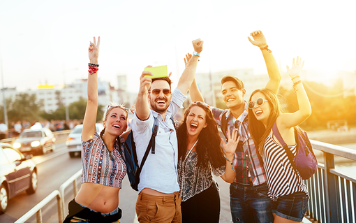 Gruppe von jungen Leuten macht ein Selfie