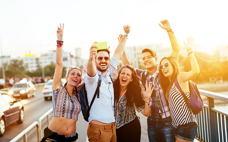 Gruppe von jungen Leuten macht ein Selfie